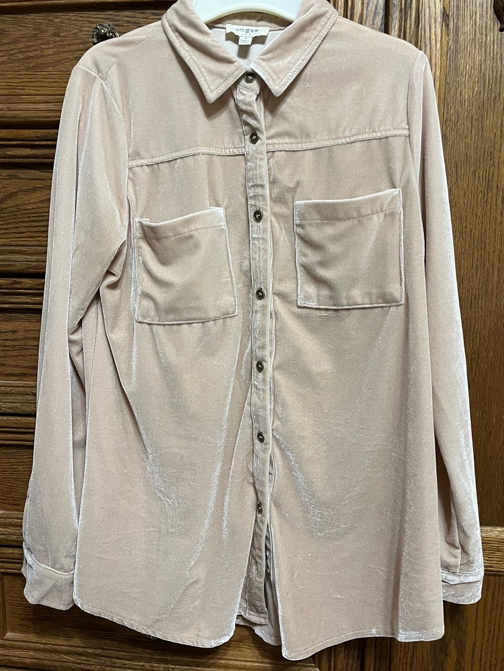 Umgee long sleeve pinkish shimmery medium womens button up shirt, smoke free